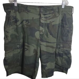 Lee men's green camouflage cargo shorts size 40